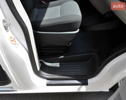 Белый Фольксваген Transporter, объемом двигателя 2 л и пробегом 210 тыс. км за 24800 $, фото 62 на Automoto.ua