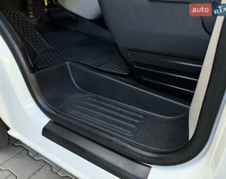 Белый Фольксваген Transporter, объемом двигателя 2 л и пробегом 253 тыс. км за 23555 $, фото 52 на Automoto.ua