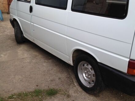 Белый Фольксваген Transporter, объемом двигателя 1.9 л и пробегом 350 тыс. км за 2550 $, фото 1 на Automoto.ua