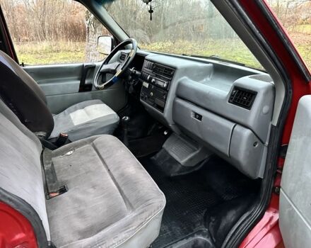 Красный Фольксваген Transporter, объемом двигателя 1.9 л и пробегом 300 тыс. км за 2200 $, фото 6 на Automoto.ua