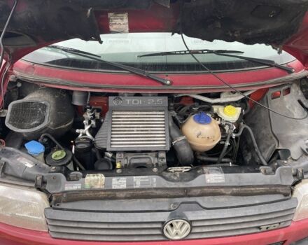 Красный Фольксваген Transporter, объемом двигателя 2.5 л и пробегом 426 тыс. км за 6200 $, фото 2 на Automoto.ua