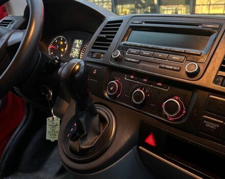 Красный Фольксваген Transporter, объемом двигателя 2 л и пробегом 240 тыс. км за 6063 $, фото 7 на Automoto.ua