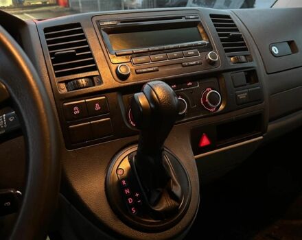 Красный Фольксваген Transporter, объемом двигателя 2 л и пробегом 240 тыс. км за 14586 $, фото 6 на Automoto.ua