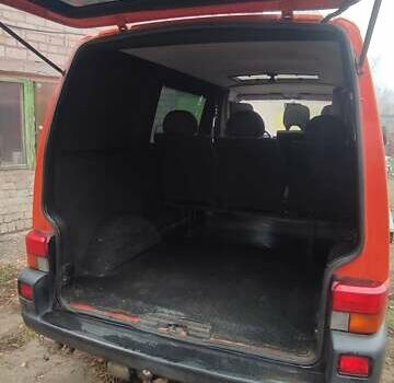 Красный Фольксваген Transporter, объемом двигателя 2.5 л и пробегом 580 тыс. км за 5200 $, фото 1 на Automoto.ua