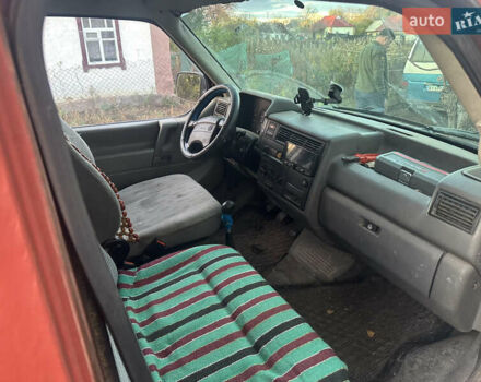 Красный Фольксваген Transporter, объемом двигателя 2.5 л и пробегом 412 тыс. км за 2375 $, фото 1 на Automoto.ua