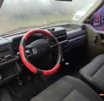 Красный Фольксваген Transporter, объемом двигателя 2.5 л и пробегом 580 тыс. км за 5200 $, фото 4 на Automoto.ua