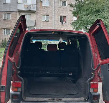 Красный Фольксваген Transporter, объемом двигателя 2.5 л и пробегом 460 тыс. км за 4400 $, фото 5 на Automoto.ua