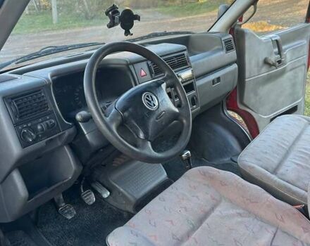 Красный Фольксваген Transporter, объемом двигателя 2.4 л и пробегом 400 тыс. км за 4600 $, фото 3 на Automoto.ua