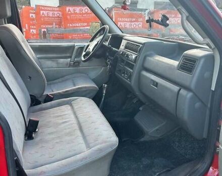 Красный Фольксваген Transporter, объемом двигателя 2.4 л и пробегом 400 тыс. км за 4600 $, фото 4 на Automoto.ua