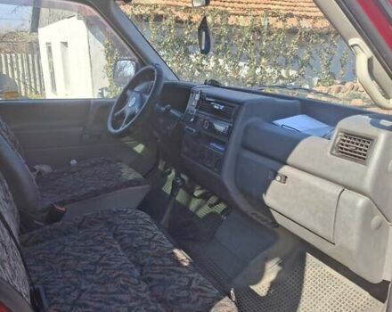 Красный Фольксваген Transporter, объемом двигателя 2.37 л и пробегом 368 тыс. км за 6000 $, фото 6 на Automoto.ua