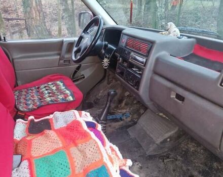 Красный Фольксваген Transporter, объемом двигателя 2.5 л и пробегом 480 тыс. км за 4600 $, фото 2 на Automoto.ua