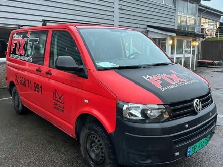 Красный Фольксваген Transporter, объемом двигателя 2 л и пробегом 240 тыс. км за 14586 $, фото 1 на Automoto.ua
