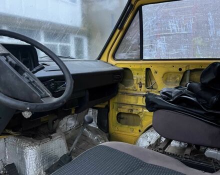 Желтый Фольксваген Transporter, объемом двигателя 1.6 л и пробегом 666 тыс. км за 1600 $, фото 4 на Automoto.ua
