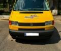 Желтый Фольксваген Transporter, объемом двигателя 1.9 л и пробегом 409 тыс. км за 5500 $, фото 1 на Automoto.ua