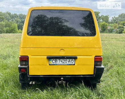 Желтый Фольксваген Transporter, объемом двигателя 2.4 л и пробегом 430 тыс. км за 5000 $, фото 3 на Automoto.ua