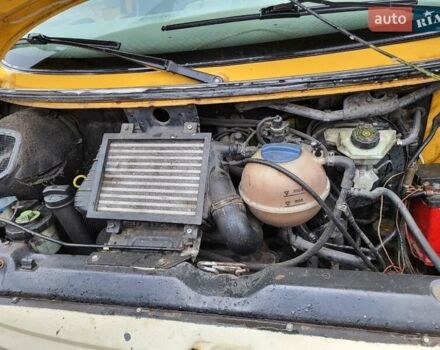 Желтый Фольксваген Transporter, объемом двигателя 2.5 л и пробегом 340 тыс. км за 3200 $, фото 5 на Automoto.ua