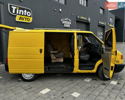 Желтый Фольксваген Transporter, объемом двигателя 1.9 л и пробегом 286 тыс. км за 4000 $, фото 2 на Automoto.ua