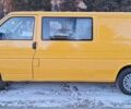 Желтый Фольксваген Transporter, объемом двигателя 2.5 л и пробегом 370 тыс. км за 5900 $, фото 1 на Automoto.ua