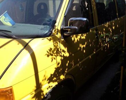 Желтый Фольксваген Transporter, объемом двигателя 2.5 л и пробегом 436 тыс. км за 5800 $, фото 1 на Automoto.ua