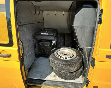 Жовтий Фольксваген Transporter, об'ємом двигуна 2 л та пробігом 160 тис. км за 12241 $, фото 2 на Automoto.ua