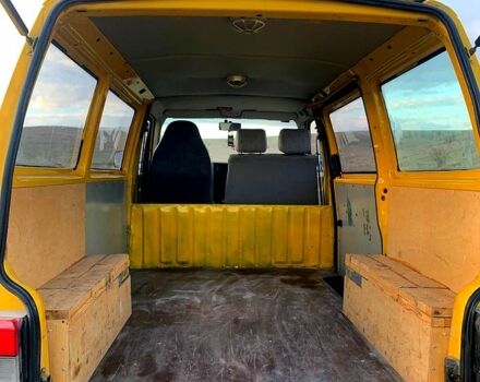 Жовтий Фольксваген Transporter, об'ємом двигуна 1.9 л та пробігом 260 тис. км за 4200 $, фото 1 на Automoto.ua