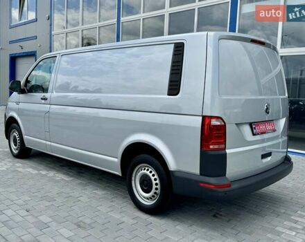 Серый Фольксваген Transporter, объемом двигателя 2 л и пробегом 185 тыс. км за 24999 $, фото 2 на Automoto.ua