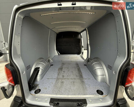 Серый Фольксваген Transporter, объемом двигателя 2 л и пробегом 199 тыс. км за 25999 $, фото 80 на Automoto.ua