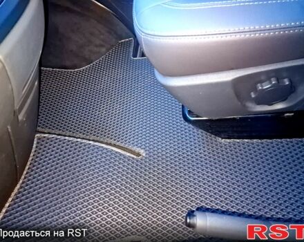 Серый Фольксваген Transporter, объемом двигателя 20 л и пробегом 260 тыс. км за 17999 $, фото 5 на Automoto.ua