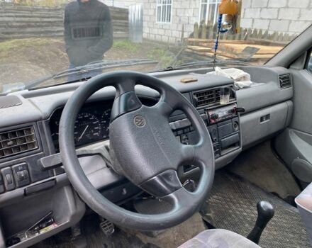 Синий Фольксваген Transporter, объемом двигателя 2.4 л и пробегом 400 тыс. км за 3500 $, фото 4 на Automoto.ua