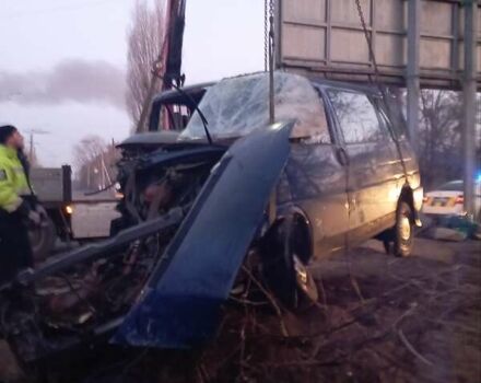 Синий Фольксваген Transporter, объемом двигателя 1.9 л и пробегом 400 тыс. км за 1000 $, фото 4 на Automoto.ua