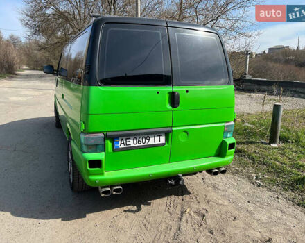 Зелений Фольксваген Transporter, об'ємом двигуна 2.4 л та пробігом 340 тис. км за 4300 $, фото 3 на Automoto.ua
