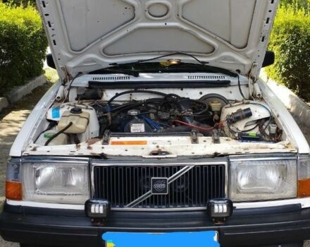 Белый Вольво 240, объемом двигателя 2 л и пробегом 470 тыс. км за 700 $, фото 2 на Automoto.ua