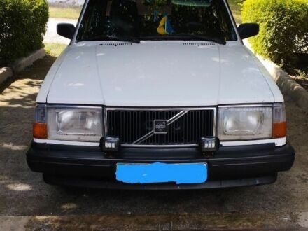 Белый Вольво 240, объемом двигателя 2 л и пробегом 470 тыс. км за 700 $, фото 1 на Automoto.ua