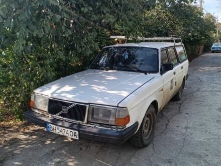 Белый Вольво 240, объемом двигателя 2.4 л и пробегом 300 тыс. км за 1305 $, фото 1 на Automoto.ua