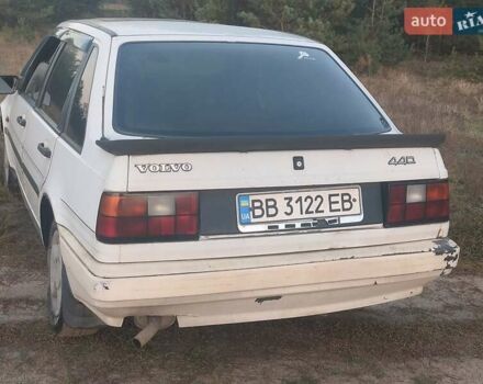 Белый Вольво 440, объемом двигателя 1.8 л и пробегом 272 тыс. км за 800 $, фото 3 на Automoto.ua