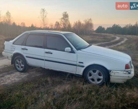 Белый Вольво 440, объемом двигателя 1.8 л и пробегом 272 тыс. км за 800 $, фото 1 на Automoto.ua