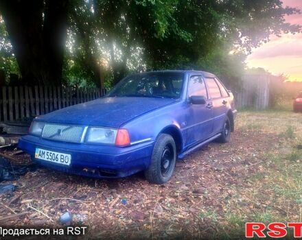 Синий Вольво 440, объемом двигателя 1.7 л и пробегом 388 тыс. км за 450 $, фото 1 на Automoto.ua