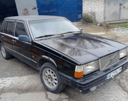 Черный Вольво 740, объемом двигателя 2.3 л и пробегом 144 тыс. км за 800 $, фото 1 на Automoto.ua