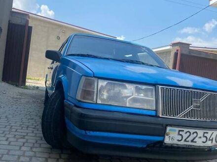Синий Вольво 740, объемом двигателя 2.4 л и пробегом 300 тыс. км за 1200 $, фото 1 на Automoto.ua