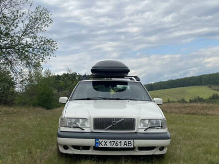 Белый Вольво 850, объемом двигателя 2.5 л и пробегом 205 тыс. км за 4000 $, фото 1 на Automoto.ua