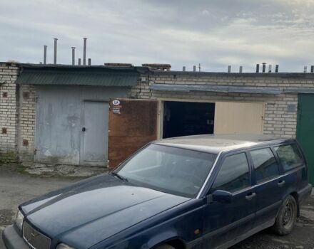 Синий Вольво 850, объемом двигателя 2 л и пробегом 300 тыс. км за 1000 $, фото 1 на Automoto.ua