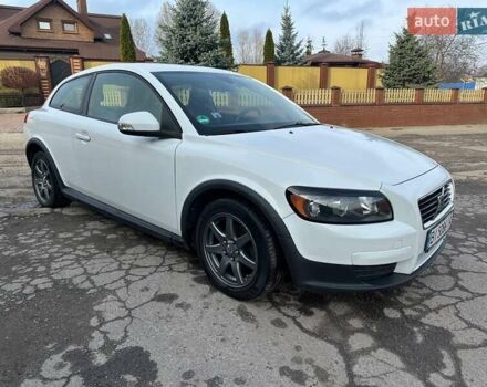 Белый Вольво Ц30, объемом двигателя 1.98 л и пробегом 196 тыс. км за 7600 $, фото 4 на Automoto.ua