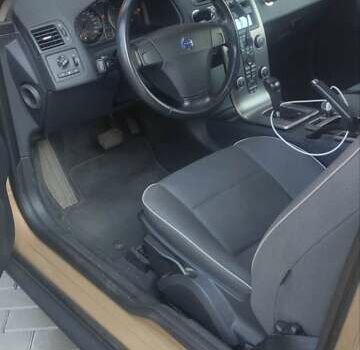 Бежевый Вольво Ц30, объемом двигателя 2.4 л и пробегом 277 тыс. км за 7100 $, фото 1 на Automoto.ua