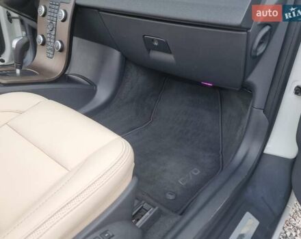 Белый Вольво Ц70, объемом двигателя 2.52 л и пробегом 165 тыс. км за 12500 $, фото 26 на Automoto.ua