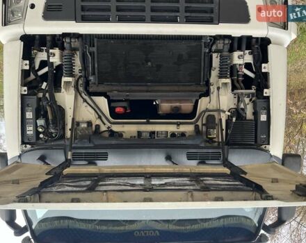 Белый Вольво FH 12, объемом двигателя 12 л и пробегом 698 тыс. км за 10900 $, фото 27 на Automoto.ua