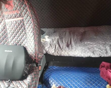 Красный Вольво FH 12, объемом двигателя 12.1 л и пробегом 700 тыс. км за 10500 $, фото 5 на Automoto.ua