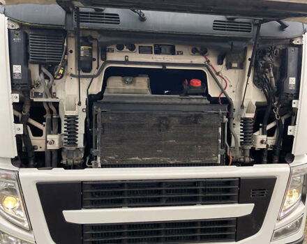 Белый Вольво FH 13, объемом двигателя 12.9 л и пробегом 60 тыс. км за 22000 $, фото 11 на Automoto.ua