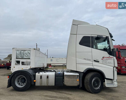 Белый Вольво FH 13, объемом двигателя 12.7 л и пробегом 830 тыс. км за 35999 $, фото 2 на Automoto.ua