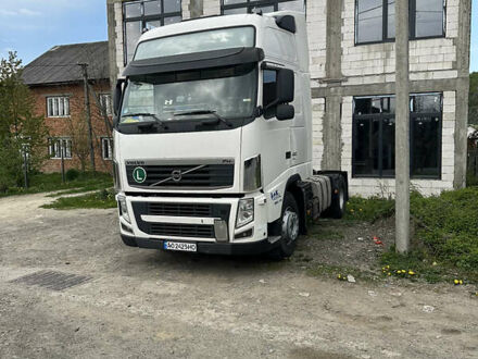 Белый Вольво FH 13, объемом двигателя 12.8 л и пробегом 50 тыс. км за 18000 $, фото 1 на Automoto.ua