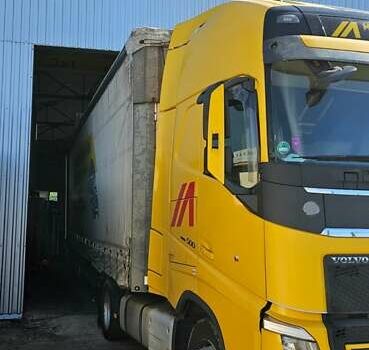 Желтый Вольво FH 13, объемом двигателя 12.77 л и пробегом 999 тыс. км за 31555 $, фото 1 на Automoto.ua